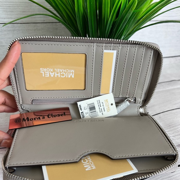 Michael Kors Wallet - Picture 6 of 9